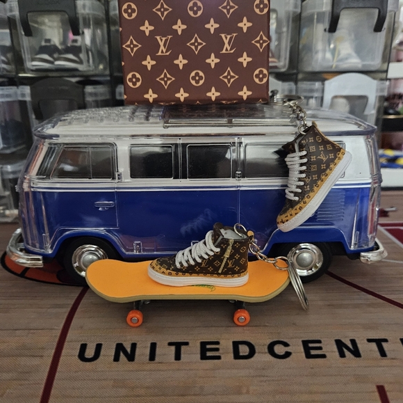 Fashion pair of mini sneakers keychain. - Picture 7 of 7